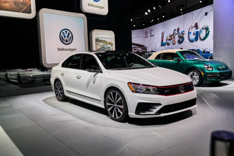 Passat R-Line mı Elegance mı? Hangisi Daha İyi?